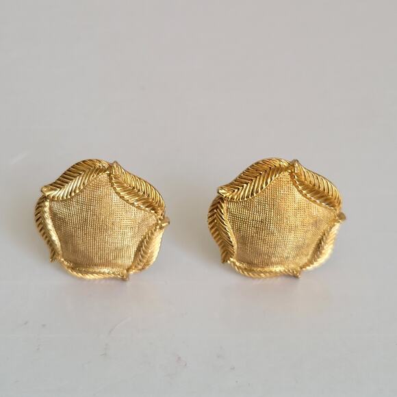 Vintage Crown Trifari Earrings Women's Textural Round Gold Leaf Clip On Signed - Picture 3 of 10